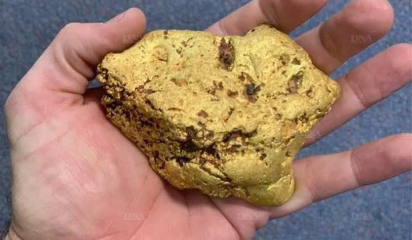 Un Australien découvre une pépite d’or de 1.4KG avec un détecteur de métaux .
