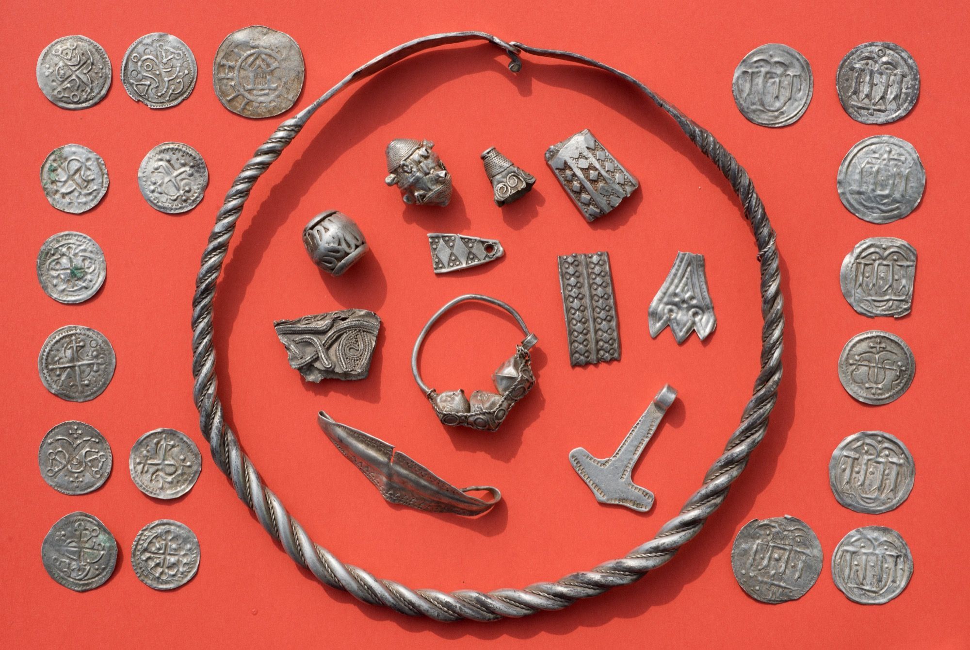 Un enfant découvre un trésor Viking avec son détecteur - Blog David  Detection